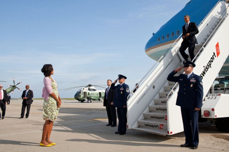 barack-obama-michelle-obama-love-story-romance-photos-18