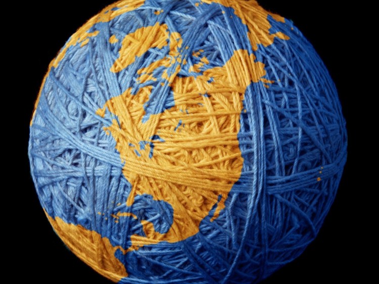 zemlya-nitki-sinij-klubok-planeta-globus